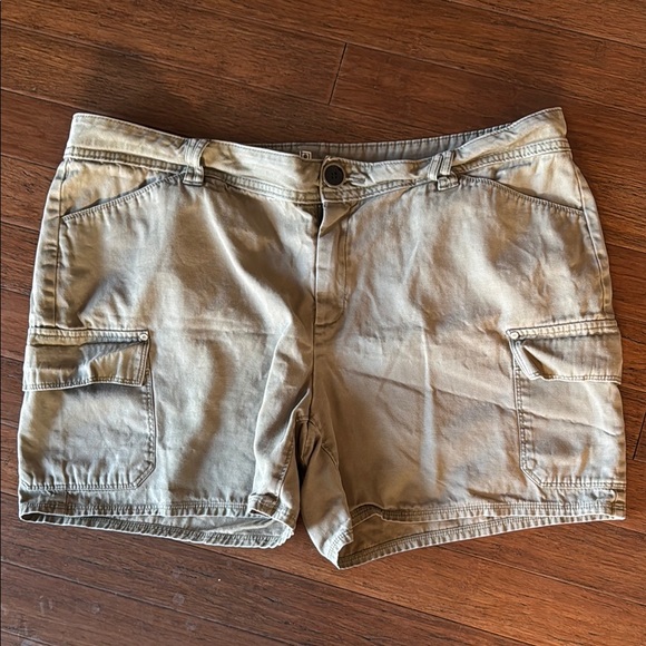 Liz Claiborne Pants - Casual Olive Green Women's Shorts